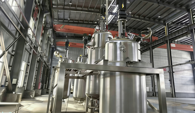 Mehrstufige Produktionslinie f&uuml;r kontinuierliche industrielle Fermentation